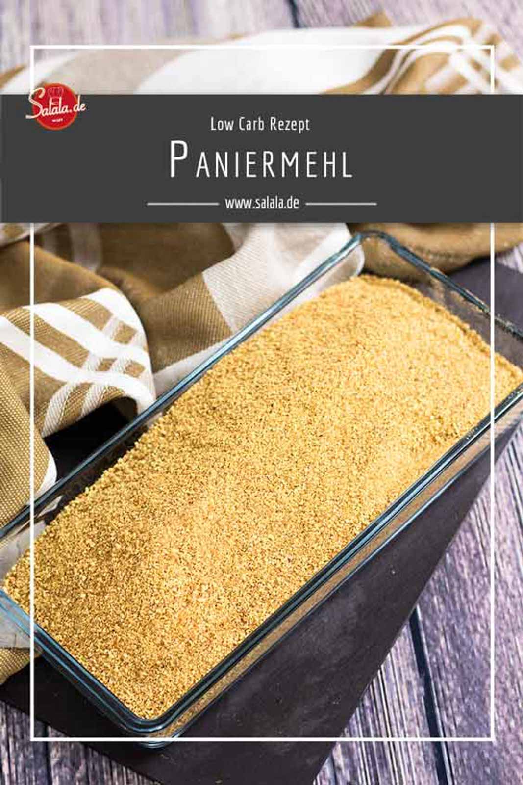 Glutenfreies Paniermehl aus selbst gebackenem Brot in einer Glasschale - gut geeignet als Alternative zum herkömmlichen Paniermehl. (Text: Low Carb Paniermehl glutenfrei)