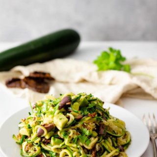 Veganer Zudel Teller mit Avocado I by salala.de I Fettfasten Rezept Zucchini Nudeln ketogen vegan low carb zoodles selber machen 2
