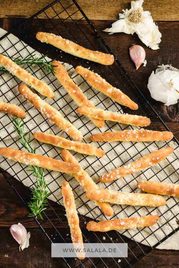Brotstangen mit Knoblauch aus Fathead Teig - ketogen und glutenfrei