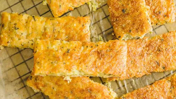 Gebackene Käsesticks mit Mozzarella und Parmesan | Keto Rezept