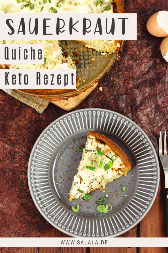 Keto Sauerkraut Quiche Rezept Sauerkraut Quiche Keto Rezept. Anschnitt einer Quiche auf einem grauen Teller mit Gabel, daneben eine Quiche im Ganzen. Text im Bild: Sauerkraut Quiche Keto Rezept. www.salala.de