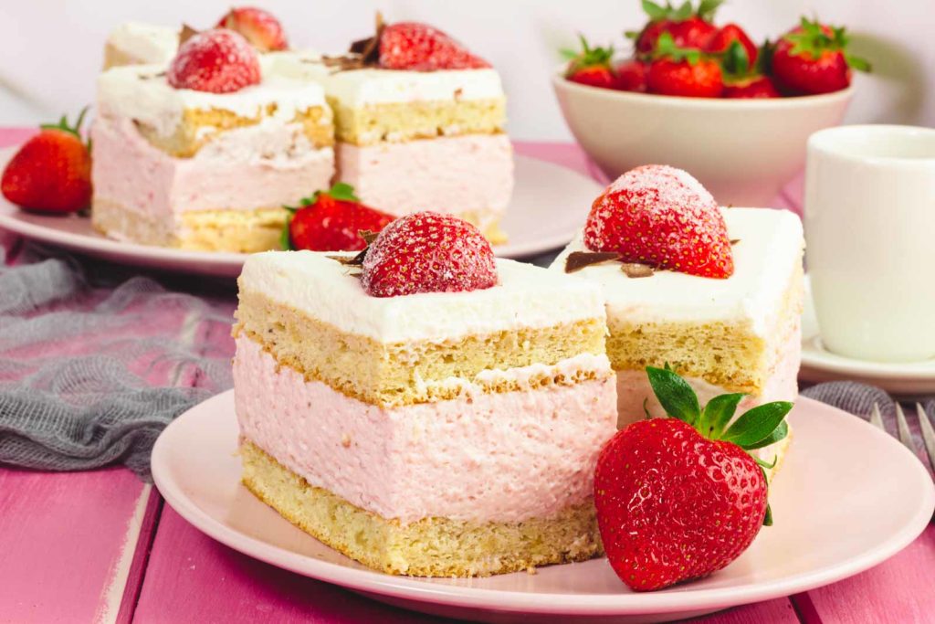 Erdbeerschnitten Low Carb mit Sahne und Biskuit / Erdbeerkuchen - einfach, fruchtig und ohne Zucker