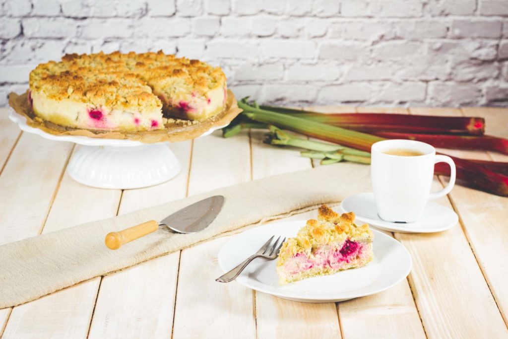 Low Carb Rhabarber-Himbeer-Käsekuchen mit Streusel ohne Zucker und ohne Mehl