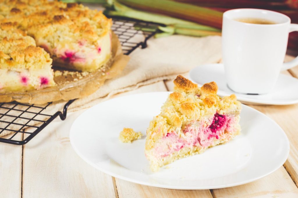Low Carb Rhabarber-Himbeer-Käsekuchen mit Streusel ohne Zucker und ohne Mehl