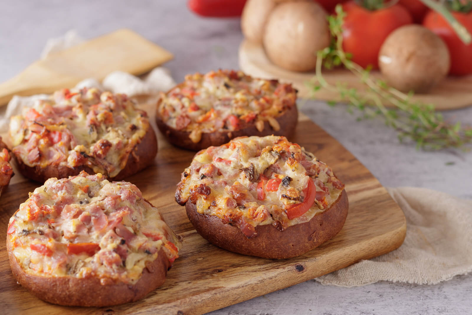 Pizzabrötchen mit Schmand