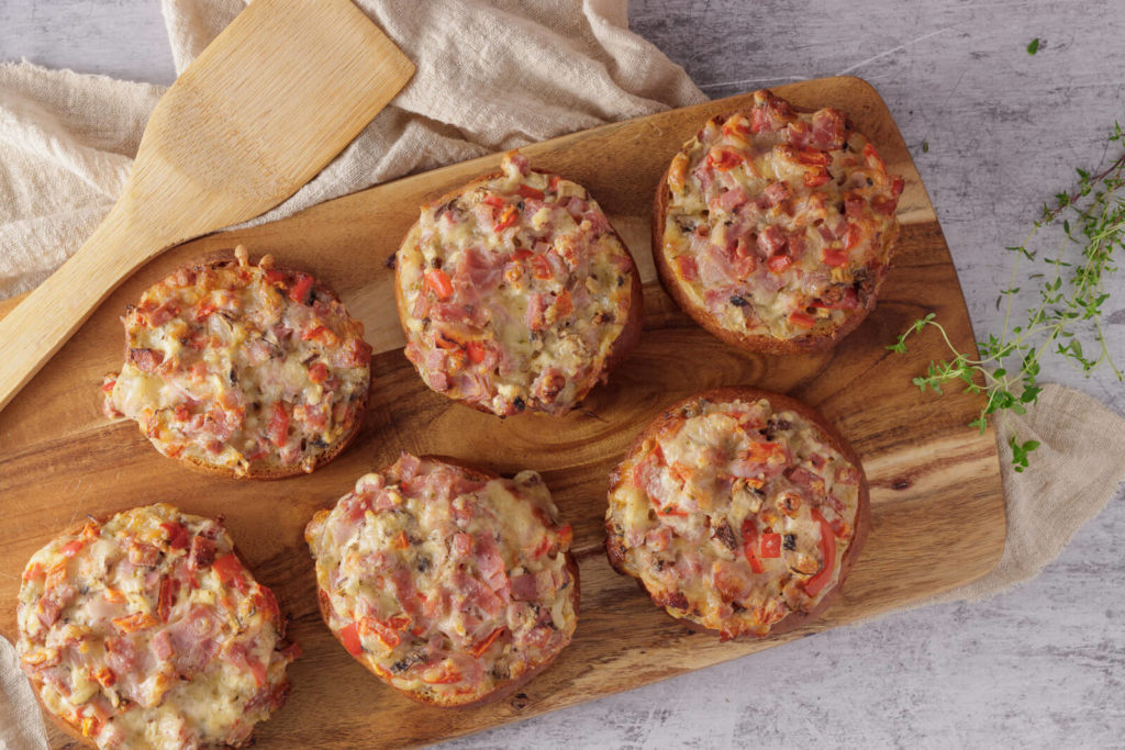 Pizzabrötchen mit Schmand