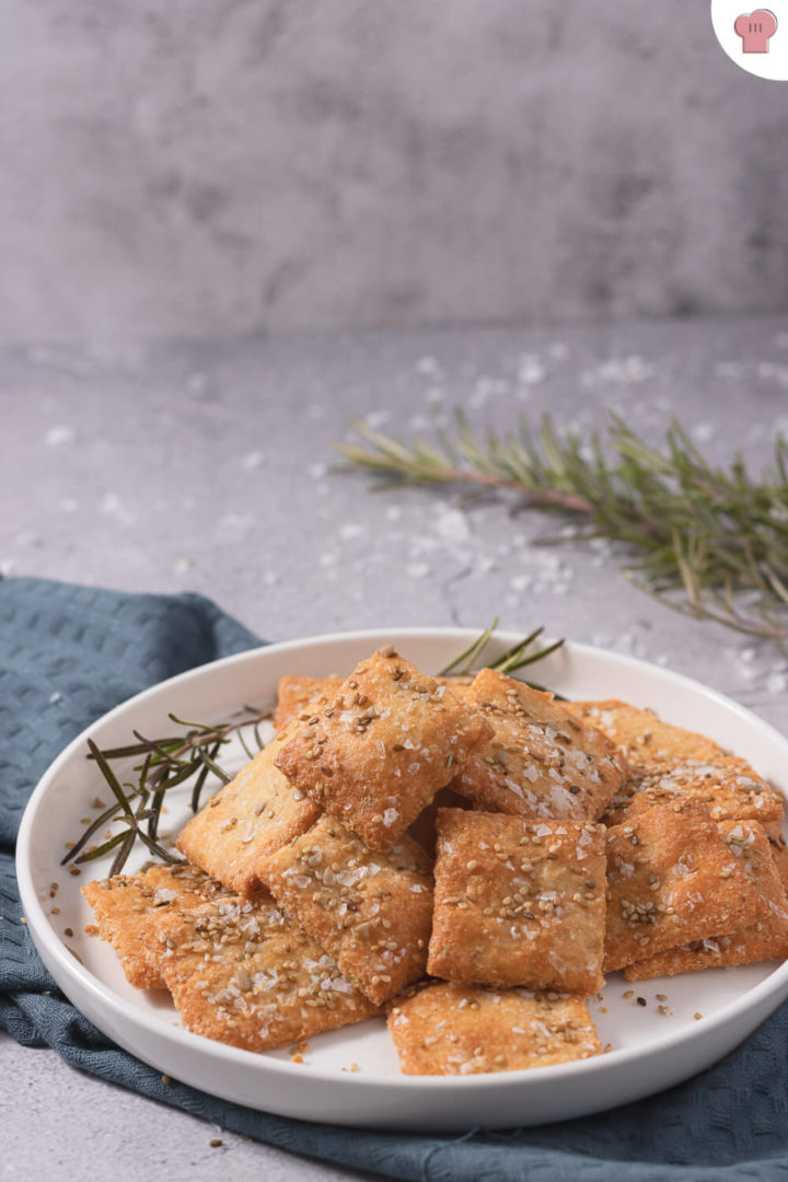 3 Zutaten: Low Carb Rosmarin-Käse-Cracker! • salala.de