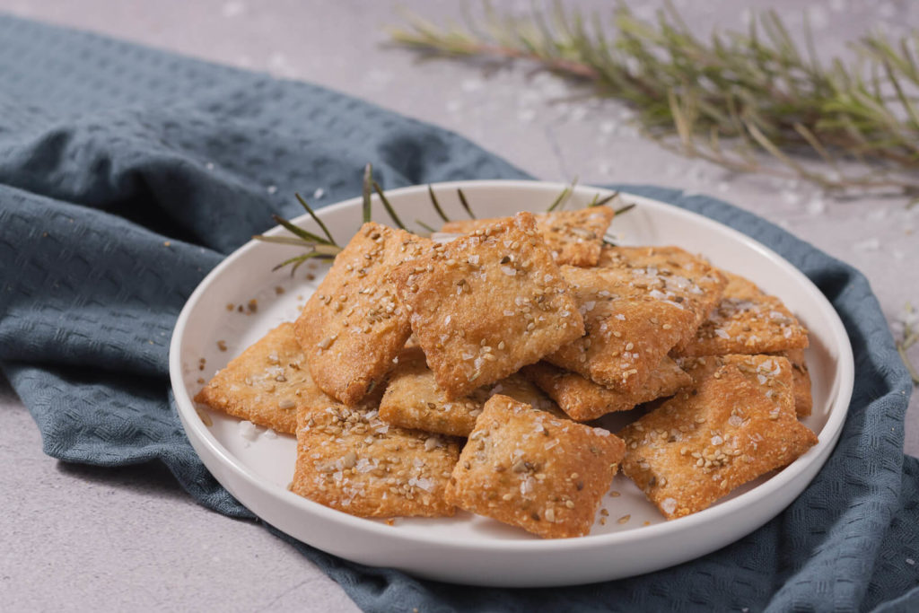 Keto Cracker mit Rosmarin aus Fathead Teig