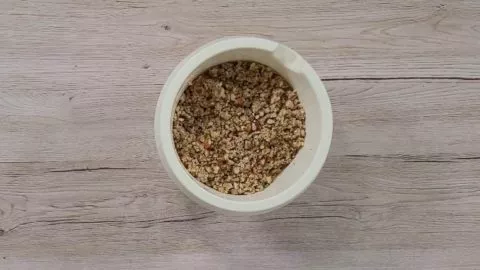 Granola Zutaten vermengen