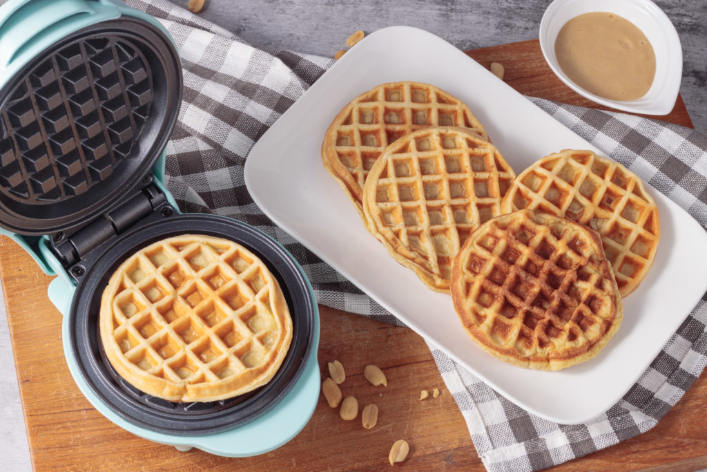 Erdnussbutter Chaffles mit Peanutbutter Glaze ohne Zucker