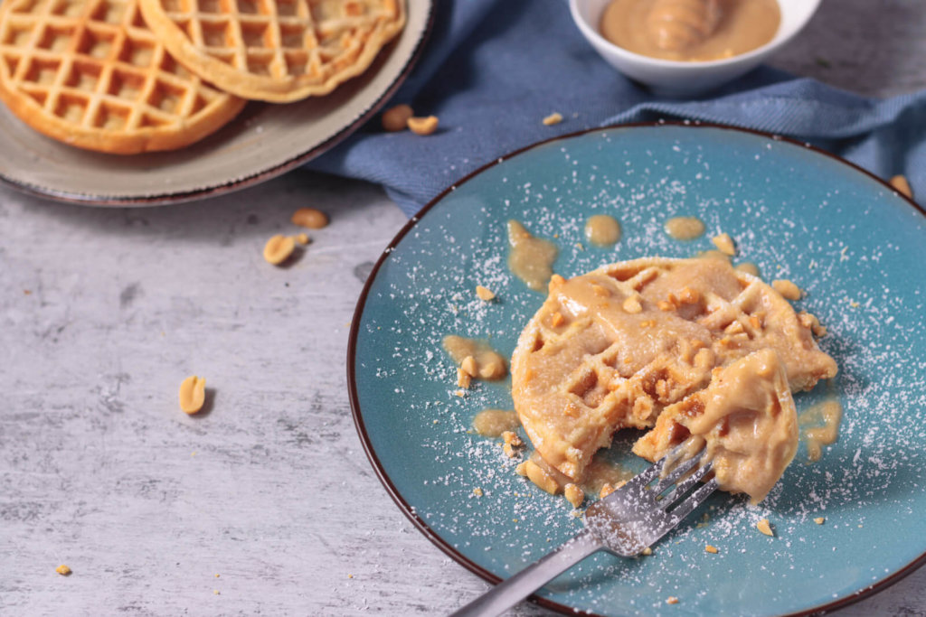 Erdnussbutter Chaffles mit Peanutbutter Glaze ohne Zucker