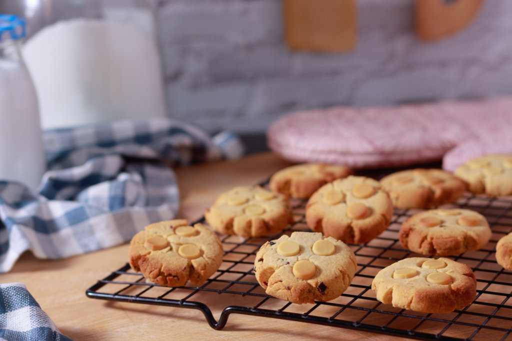 Butter Cookies auf eine Backgitter
