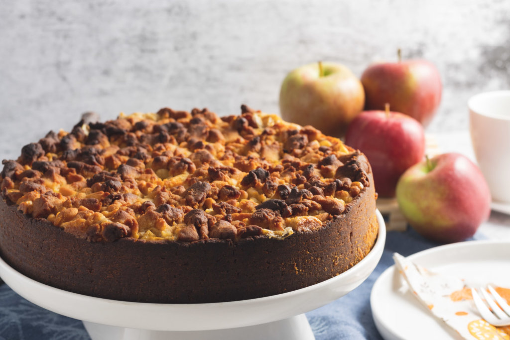 runder Apfelkuchen mit Streusel