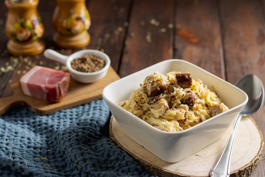 Schale mit Sahne-Sauerkraut und Bratwürsten