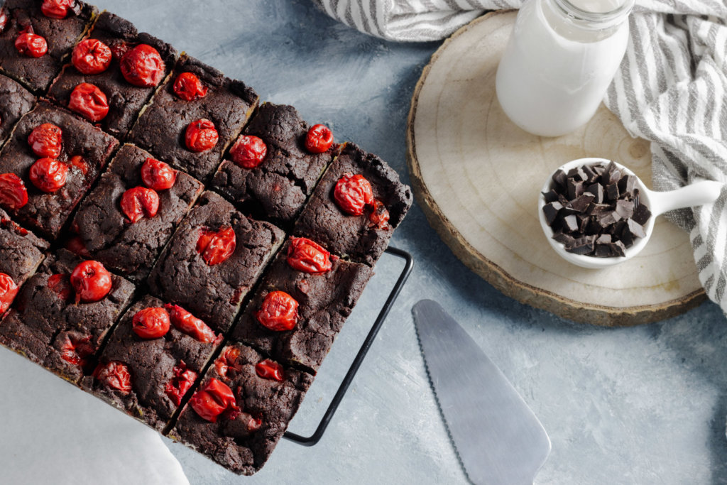 Frisch gebackene Low Carb Schoko-Kirsch-Brownies auf einem Backblech