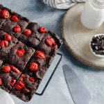 Frisch gebackene Low Carb Schoko-Kirsch-Brownies auf einem Backblech