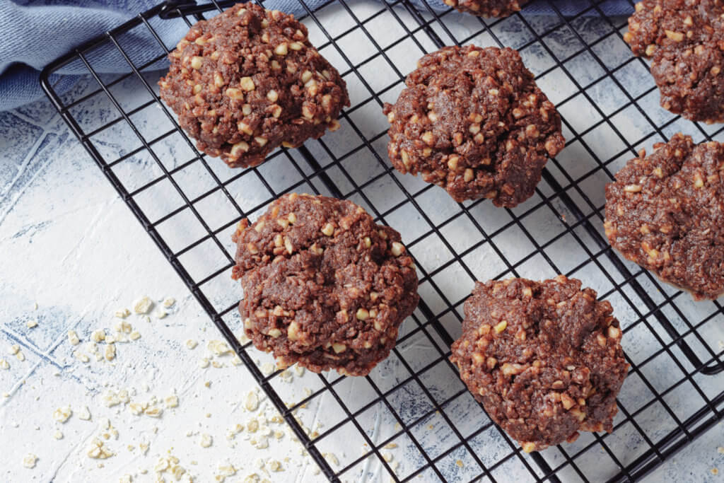Haferkekse ohne Backen auf einem Auskühlgitter