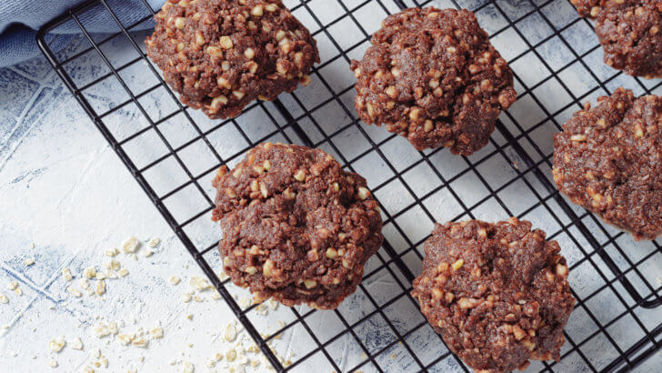 Haferkekse ohne Backen auf einem Auskühlgitter