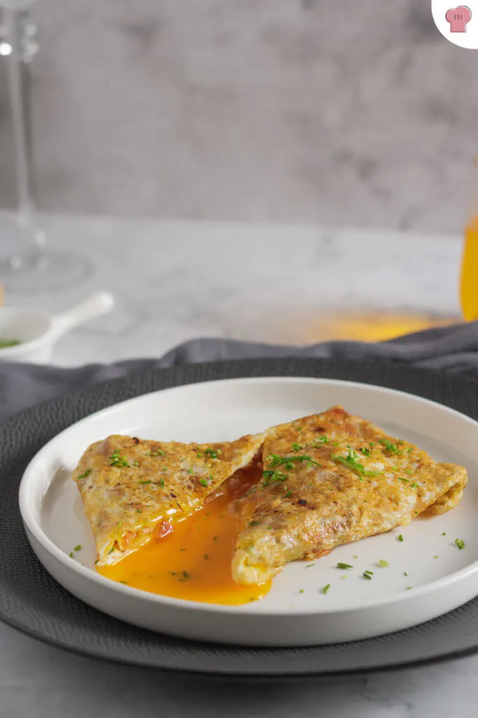 Low Carb-Rezept für ein Eggstravagant Omelette Surprise gefaltetes Omelette auf einem weißen Teller