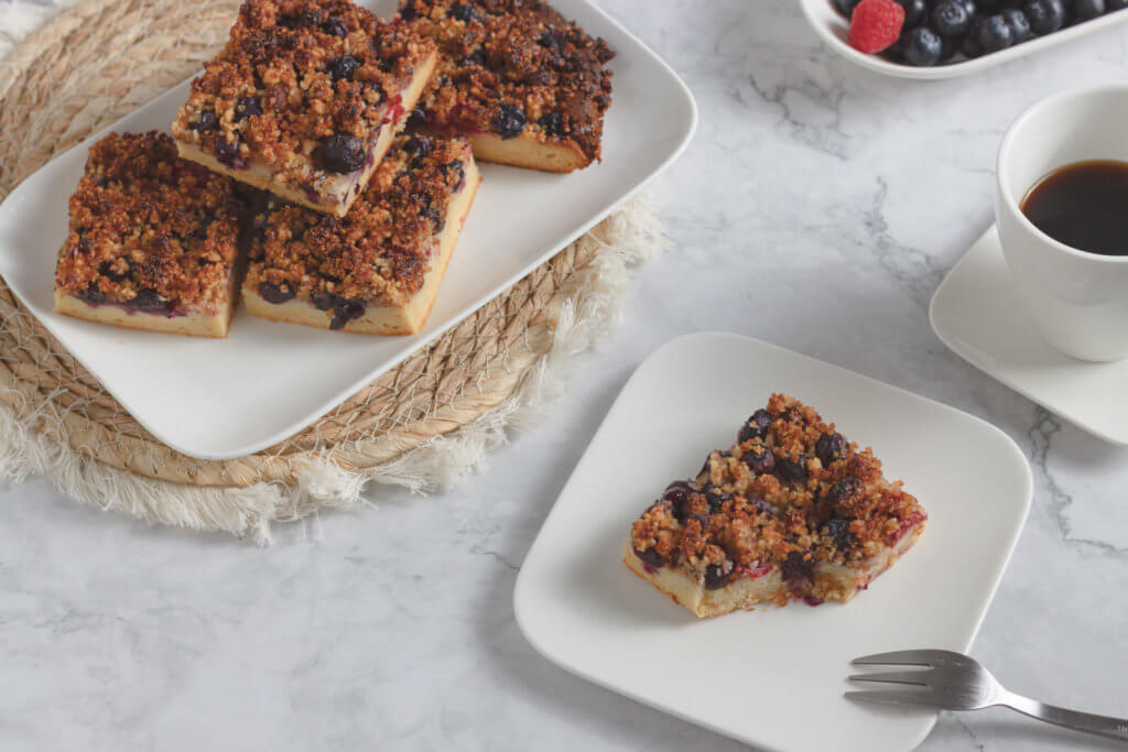Low Carb Beerenkuchen auf einem weißen Teller