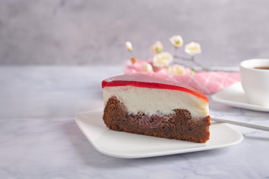 Ein Stück Low Carb Rotkäppchenkuchen auf einem Teller