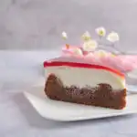 Ein Stück Low Carb Rotkäppchenkuchen auf einem Teller