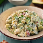 Eine Schüssel mit einem appetitlichen Eiersalat mit Avocado und Schnittlauch enthält.