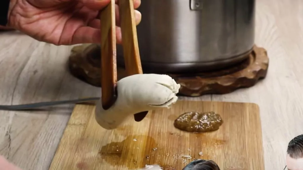 Wei&szlig;wurst wird mit Kreuzschnitt verseehen