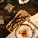 Schüssel mit Milchreis aus Konjakreis auf einem Holzbrett