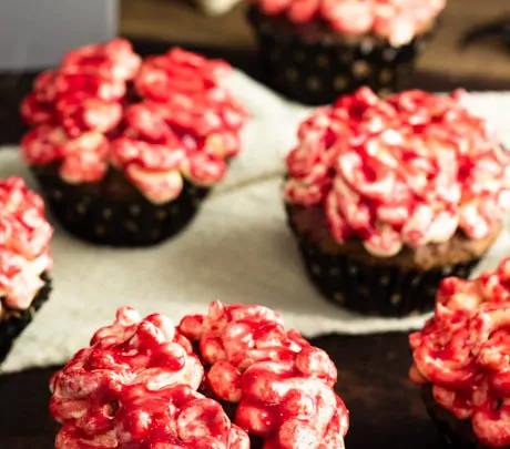 Gehirn Cupcakes zu Halloween Low Carb Braincakes mit Erythrit Buttercreme