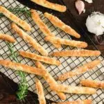 Brotstangen mit Knoblauch aus Fathead Teig - ketogen und glutenfrei