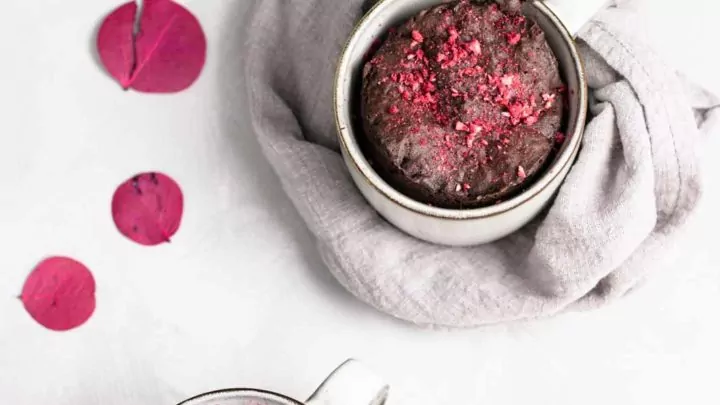 Keto Schoko Tassenkuchen mit Himbeeren aus der Mikrowelle | Rezept ohne Zucker