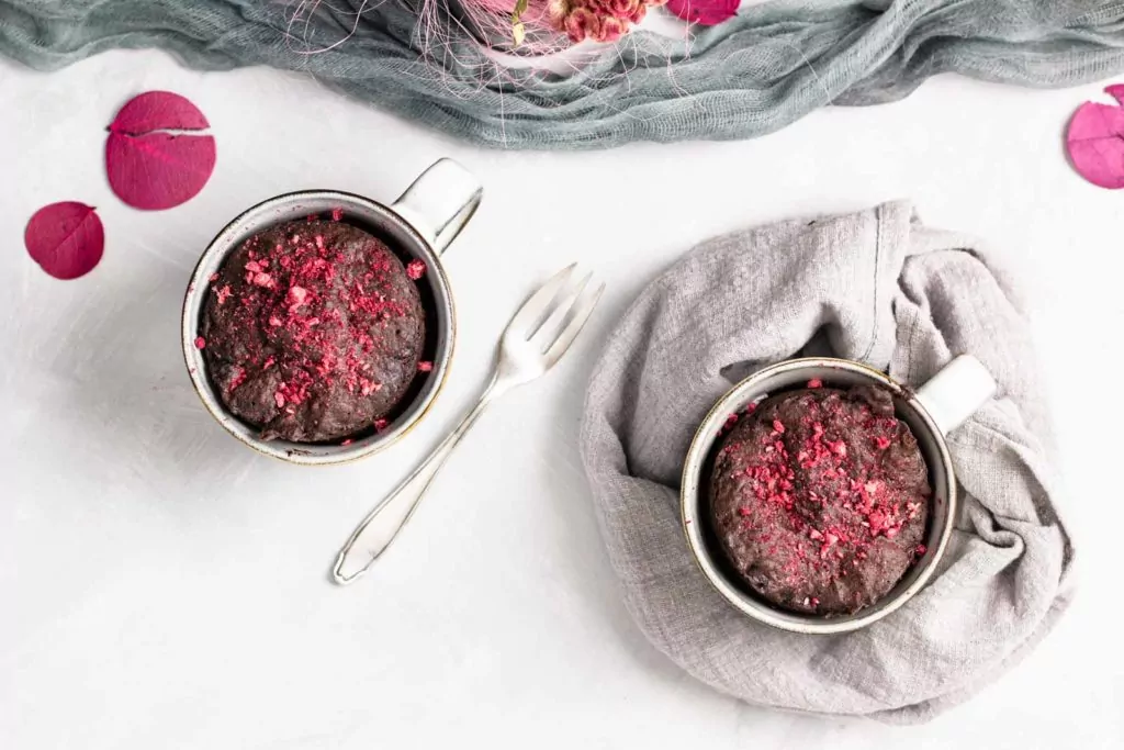 Keto Schoko Tassenkuchen mit Himbeeren aus der Mikrowelle | Rezept ohne Zucker