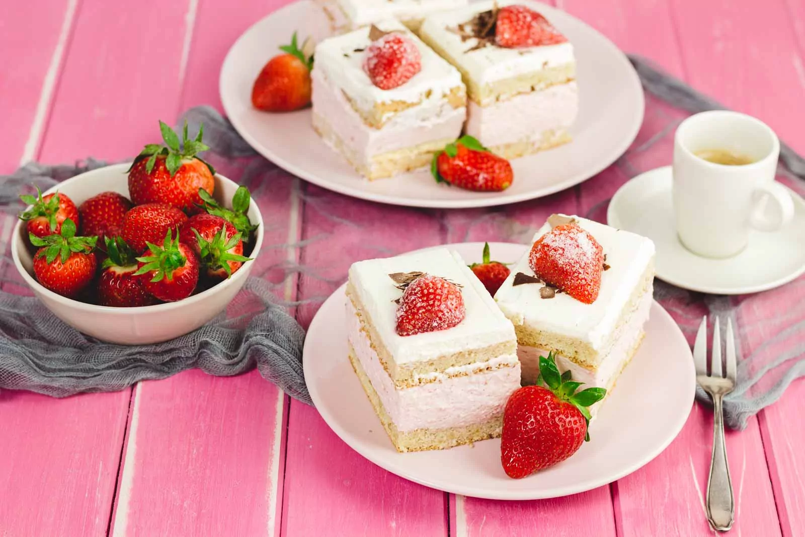 Erdbeerschnitten Low Carb mit Sahne und Biskuit / Erdbeerkuchen - einfach, fruchtig und ohne Zucker
