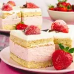 Erdbeerschnitten Low Carb mit Sahne und Biskuit / Erdbeerkuchen - einfach, fruchtig und ohne Zucker