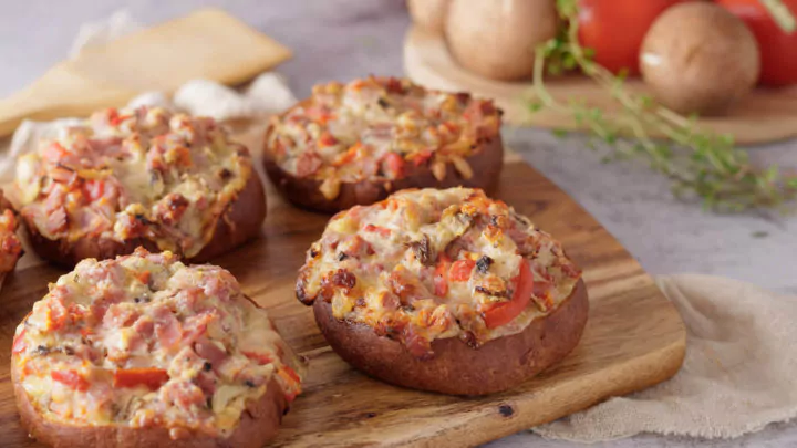 Pizzabrötchen mit Schmand