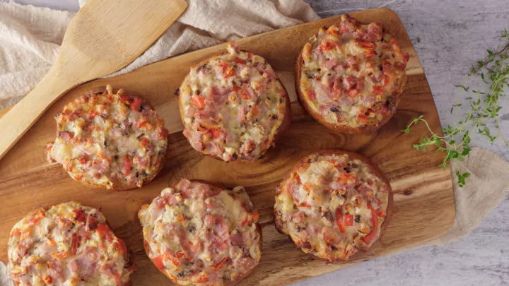 Pizzabrötchen mit Schmand