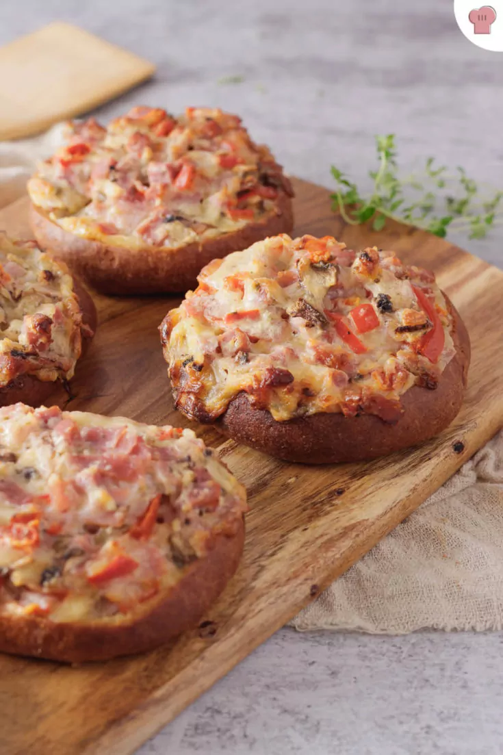 Pizzabrötchen mit Schmand