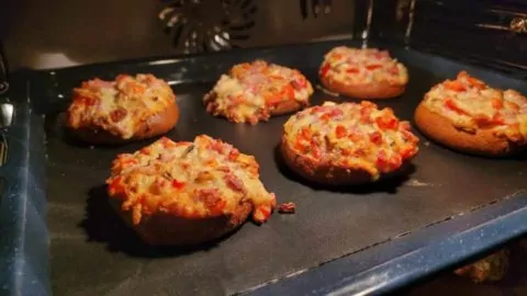 Brötchen backen - Pizzabrötchen mit Schmand