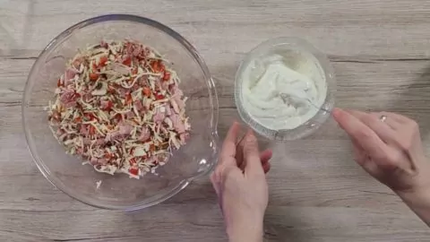 Zutaten mischen - Pizzabrötchen mit Schmand