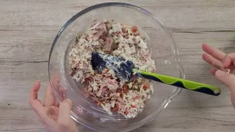 Schinken, Salami und Paprika mit Schmand mischen - Pizzabrötchen mit Schmand