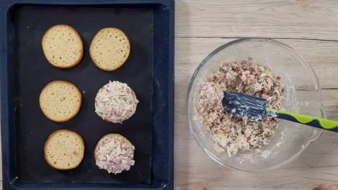 Brötchen mit Belag bestreichen - Pizzabrötchen mit Schmand