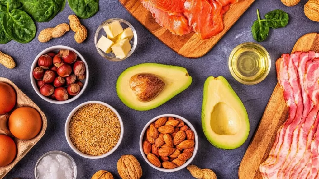 Keto, ketogene Diät, Low Carb, gesunde Ernährung Hintergrund.