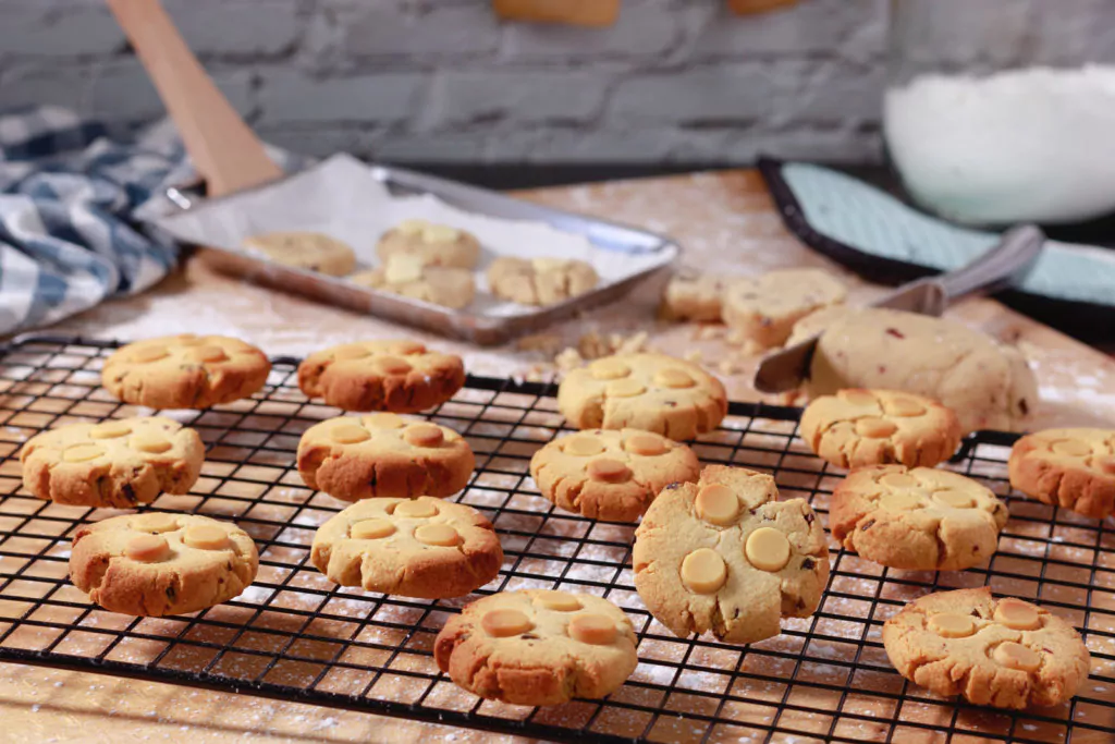 Butter Cookies auf eine Backgitter