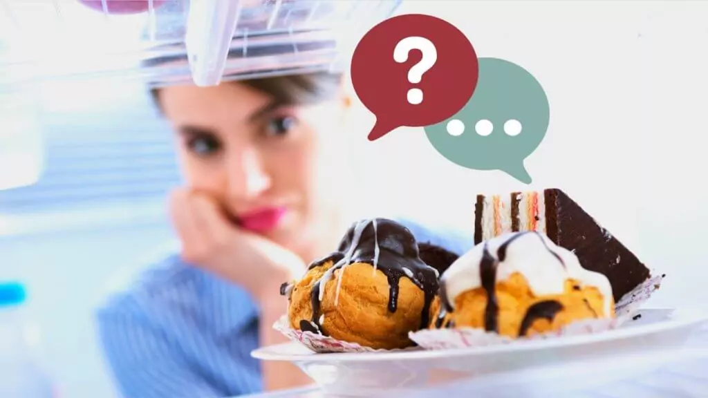 Frau schaut in Kühlschrank mit Süßgebäck im Vordergrund