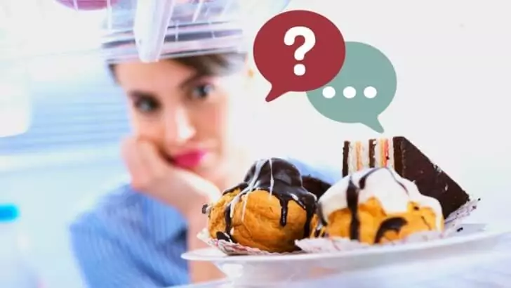 Frau schaut in K&uuml;hlschrank mit S&uuml;&szlig;geb&auml;ck im Vordergrund