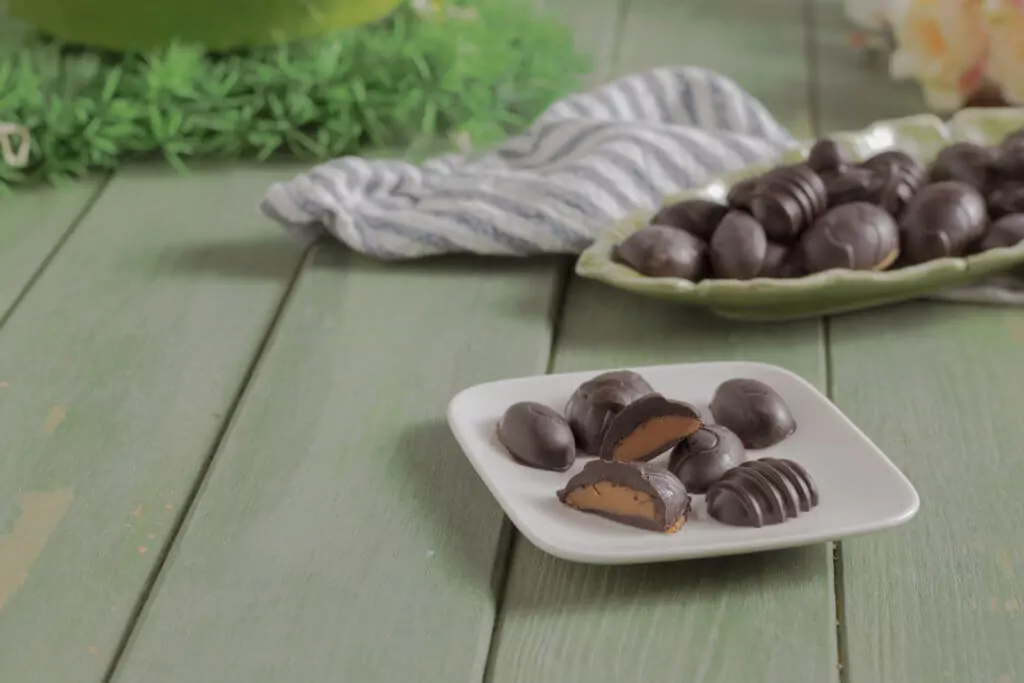 zuckerfreie Schoko-Ostereier auf einem weißen Teller