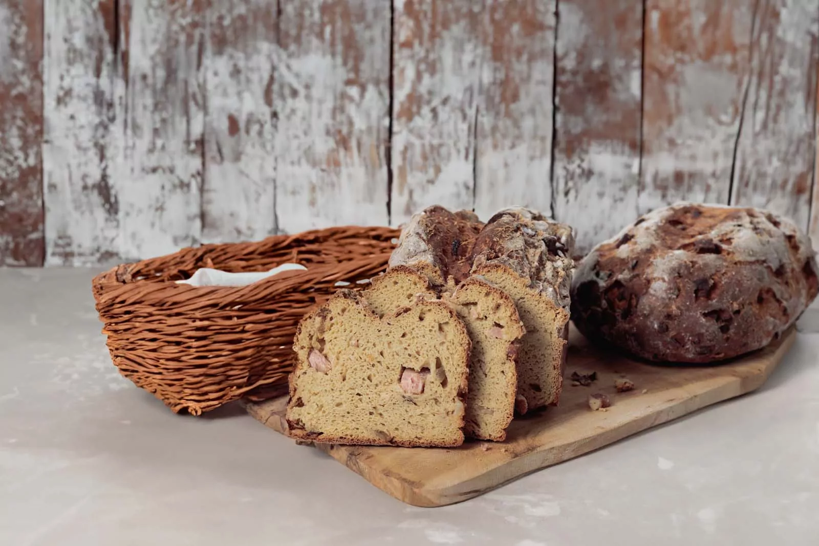 Speck-Zwiebel-Buttermilchbrot auf einem Holzbrett