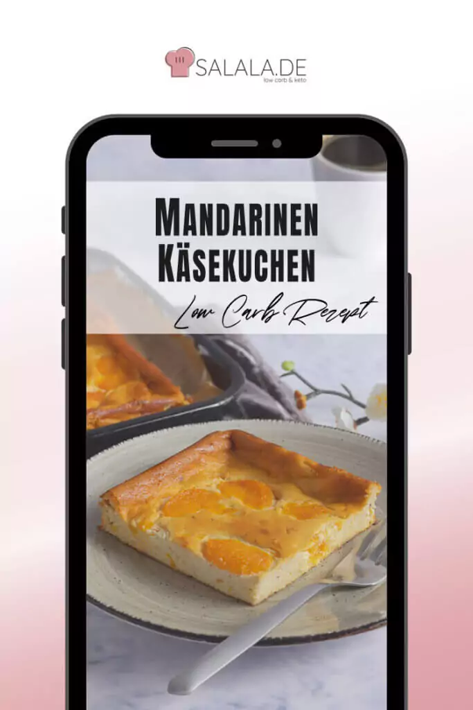Mandarinen Kaesekuchen Pin 3 Ein Handybildschirm mit einem Rezept für Mandarin-Käsekuchen. Das Handy ist schwarz und hat oben links ein pinkes Logo mit der Aufschrift “SALALA.DE”. Der Rezepttitel ist in schwarzer Schrift und lautet “Mandarinen Käsekuchen”. Unter dem Titel befindet sich ein Foto von einem Stück Käsekuchen mit Mandarinenscheiben oben drauf. Der Hintergrund ist ein hellrosa Verlauf.