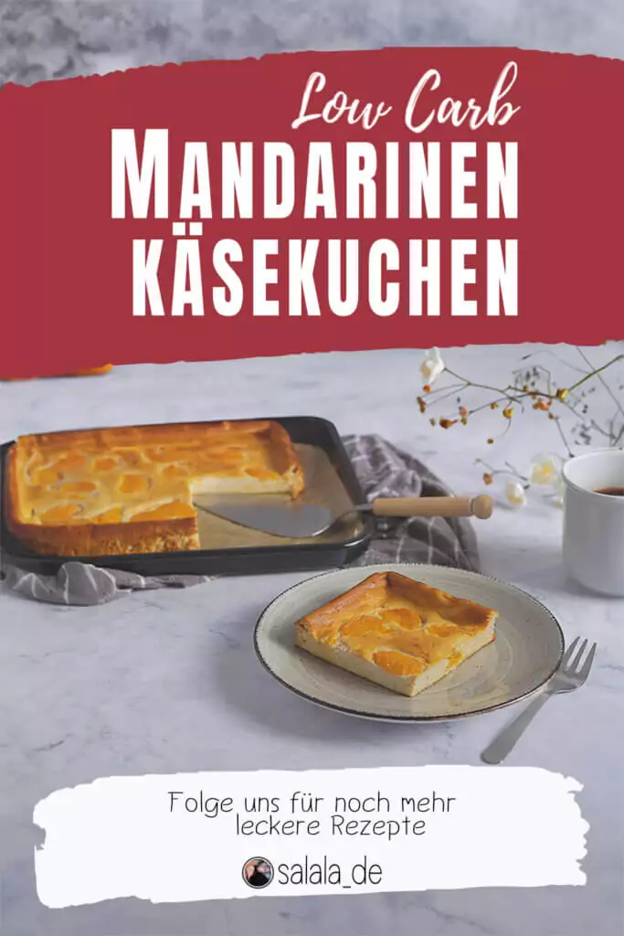 Mandarinen Kaesekuchen Low Carb Pin1 Low-Carb-Mandarin-Käsekuchen auf einem Teller mit einem herausgeschnittenen Stück. Der Hintergrund ist eine Marmor-Arbeitsplatte mit einer Backform und einer Tasse Kaffee. Der Käsekuchen ist goldbraun mit Mandarinenscheiben oben drauf. Der Text auf dem Bild lautet “Low Carb Mandarinen Käsekuchen” und “Folge uns für noch mehr leckere Rezepte @salala.de”.